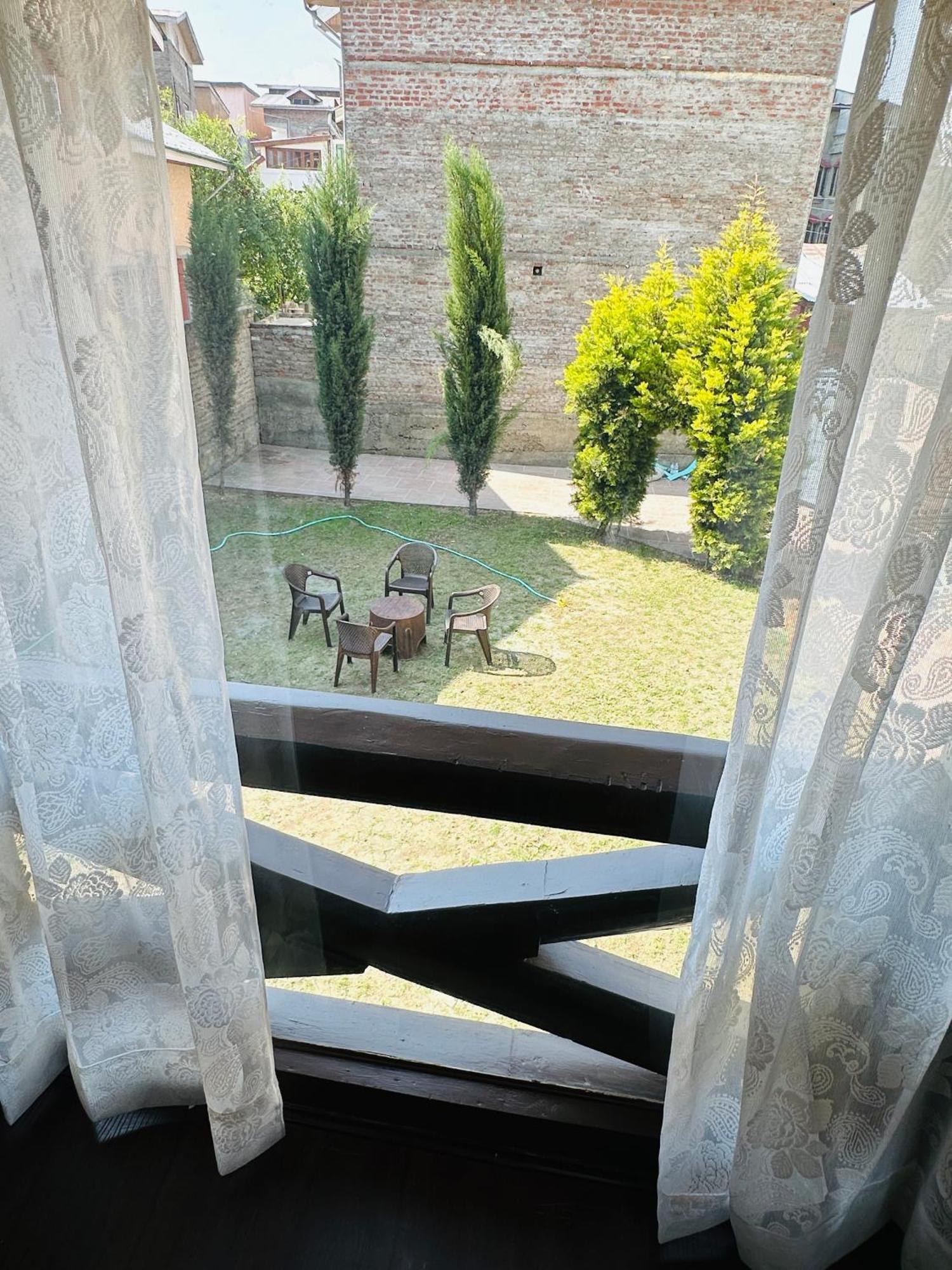 The Chinar Retreat Hut Hotel Srinagar  Exterior photo